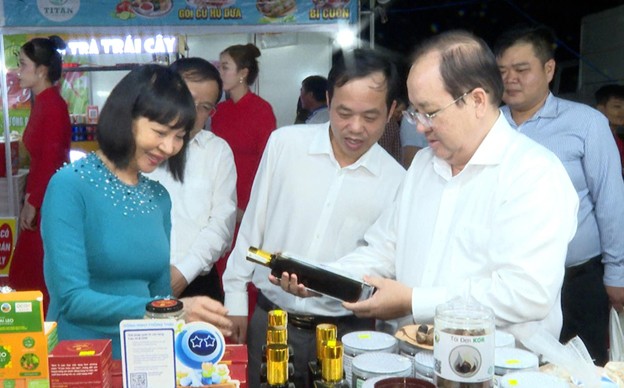 Phó Chủ tịch Thường trực UBND tỉnh An Giang Nguyễn Thanh Phong (bìa phải) tham quan gian hàng trưng bày tại hội chợ