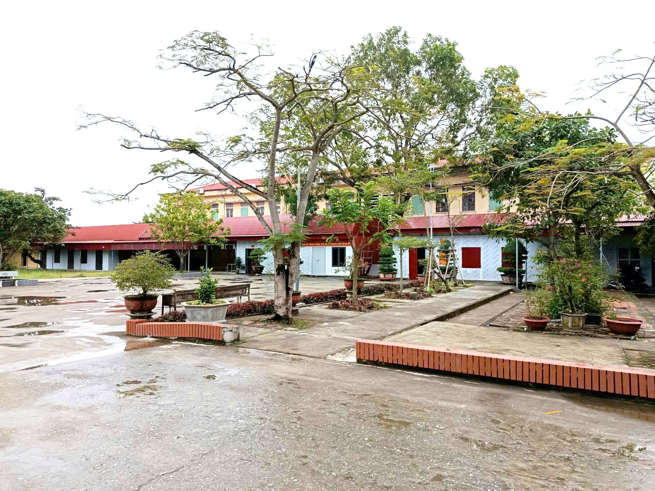 Dãy nhà tạm được xây dựng để phục vụ công tác dạy và học của nhà trường