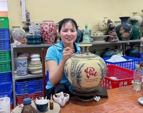 nu nghe nhan gom chu dau giu lua truyen thong thap sang tuong lai