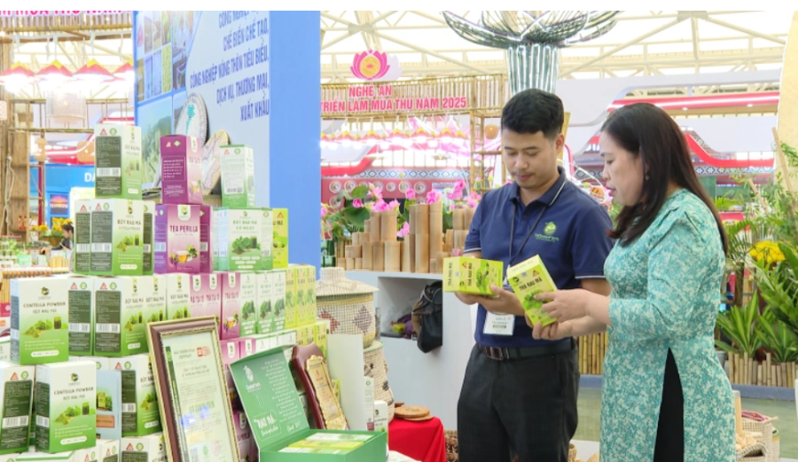 Không gian trưng bày sản phẩm OCOP của Thanh Hoá tại Hội chợ Mùa Thu 2025. Ảnh: Thanh Thảo Không gian trưng bày sản phẩm OCOP của Thanh Hoá tại Hội chợ Mùa Thu 2025. Ảnh: Thanh Thảo