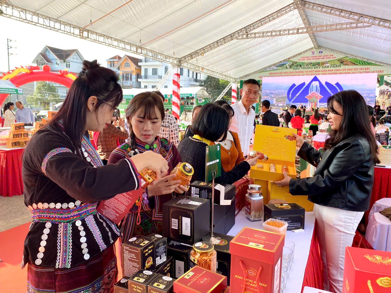 Lai Châu rộn ràng ngày hội quảng bá sản phẩm đặc trưng miền núi phía Bắc Lai Châu rộn ràng ngày hội quảng bá sản phẩm đặc trưng miền núi phía Bắc