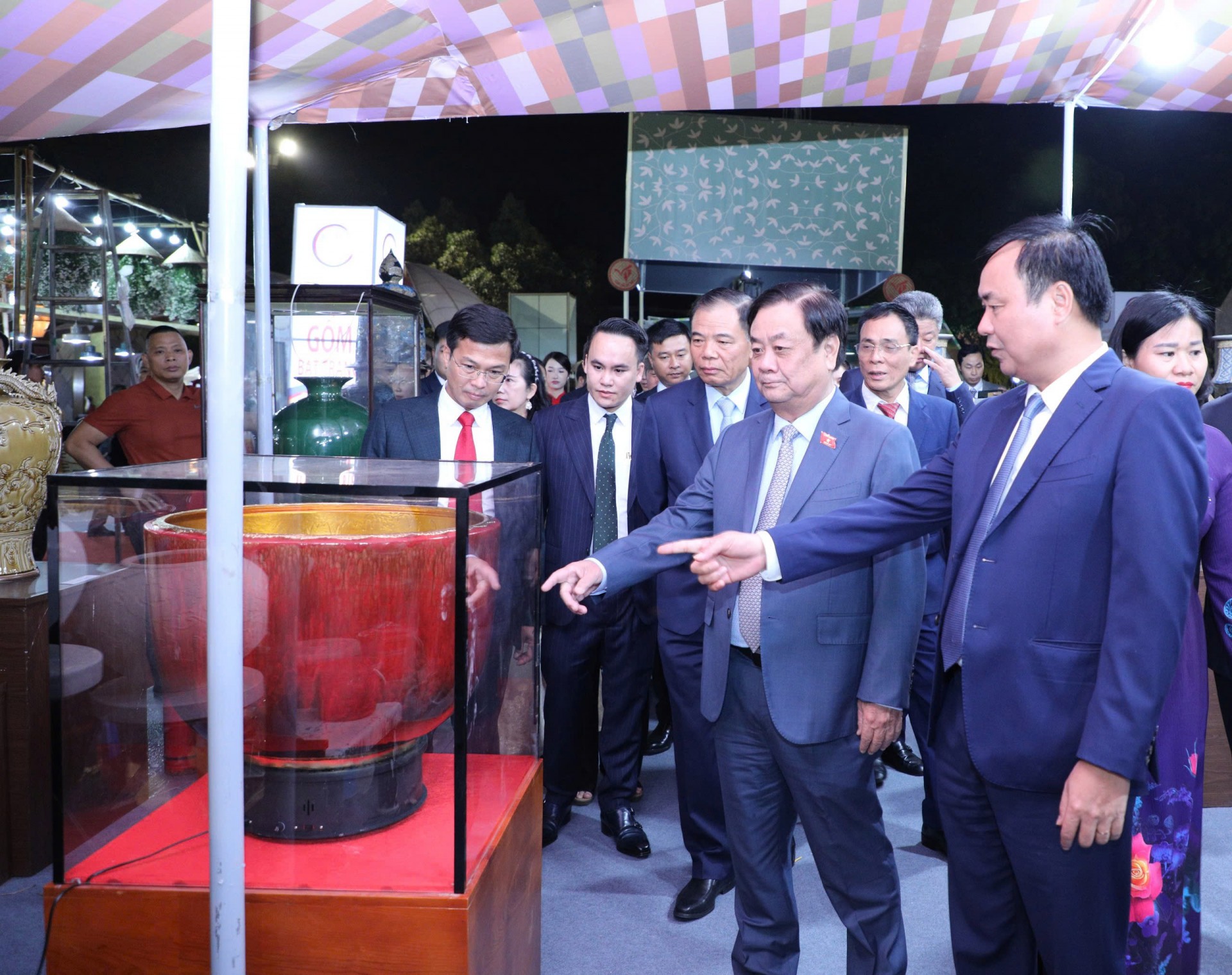 Phó Chủ tịch Quốc hội Lê Minh Hoan (giữa) và các lãnh đạo tham quan gian hàng tại Festival. Ảnh Phó Chủ tịch Quốc hội Lê Minh Hoan (giữa) và các lãnh đạo tham quan gian hàng tại Festival. Ảnh