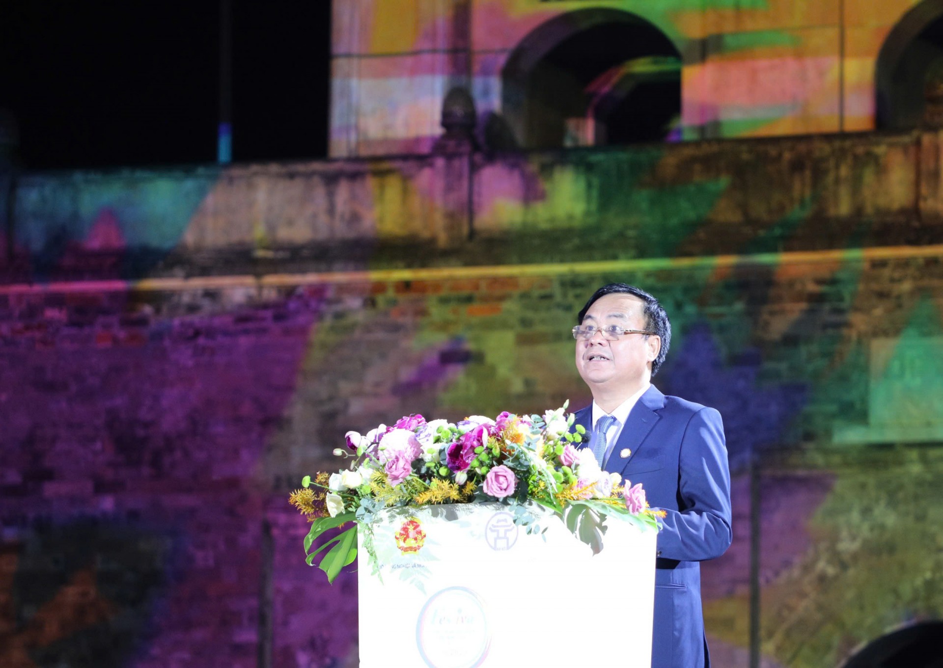 Theo Thứ trưởng Bộ Nông nghiệp và Môi trường Võ Văn Hưng, Festival năm 2025 không chỉ tôn vinh tinh hoa nghề Việt, mà còn mở rộng vòng tay với bạn bè quốc tế, nơi các làng nghề của thế giới cùng hội tụ và toả sáng. Tại đây, chúng ta được chiêm ngưỡng nghệ thuật gốm sứ tinh xảo của Nhật Bản, dệt lụa của Thái Lan, chạm bạc của Lào, dệt thổ cẩm của Indonesia, điêu khắc gỗ của Ấn Độ, thêu tay tinh tế của Pháp, và nghề dệt truyền thống của các nước châu Phi. Mỗi sản phẩm là một câu chuyện - một lát cắt văn hoá độc đáo, góp phần làm nên bức tranh đa sắc màu của tinh hoa thủ công nhân loại. Dù đến từ châu Á, châu Âu, châu Phi hay Mỹ La-tinh, chúng ta đều gặp nhau ở điểm chung: tình yêu lao động, niềm tự hào văn hoá và khát vọng sáng tạo ra cái đẹp. Sự gặp gỡ giữa nghệ nhân Việt Nam và quốc tế tại Festival không chỉ là cuộc giao lưu nghề nghiệp, mà là cuộc đối thoại văn hoá, nơi bản sắc các dân tộc hoà quyện, cùng hướng tới giá trị chung là gìn giữ, sáng tạo và lan toả cái đẹp của con người. Theo Thứ trưởng Bộ Nông nghiệp và Môi trường Võ Văn Hưng, Festival năm 2025 không chỉ tôn vinh tinh hoa nghề Việt, mà còn mở rộng vòng tay với bạn bè quốc tế, nơi các làng nghề của thế giới cùng hội tụ và toả sáng. Tại đây, chúng ta được chiêm ngưỡng nghệ thuật gốm sứ tinh xảo của Nhật Bản, dệt lụa của Thái Lan, chạm bạc của Lào, dệt thổ cẩm của Indonesia, điêu khắc gỗ của Ấn Độ, thêu tay tinh tế của Pháp, và nghề dệt truyền thống của các nước châu Phi. Mỗi sản phẩm là một câu chuyện - một lát cắt văn hoá độc đáo, góp phần làm nên bức tranh đa sắc màu của tinh hoa thủ công nhân loại. Dù đến từ châu Á, châu Âu, châu Phi hay Mỹ La-tinh, chúng ta đều gặp nhau ở điểm chung: tình yêu lao động, niềm tự hào văn hoá và khát vọng sáng tạo ra cái đẹp. Sự gặp gỡ giữa nghệ nhân Việt Nam và quốc tế tại Festival không chỉ là cuộc giao lưu nghề nghiệp, mà là cuộc đối thoại văn hoá, nơi bản sắc các dân tộc hoà quyện, cùng hướng tới giá trị chung là gìn giữ, sáng tạo và lan toả cái đẹp của con người.