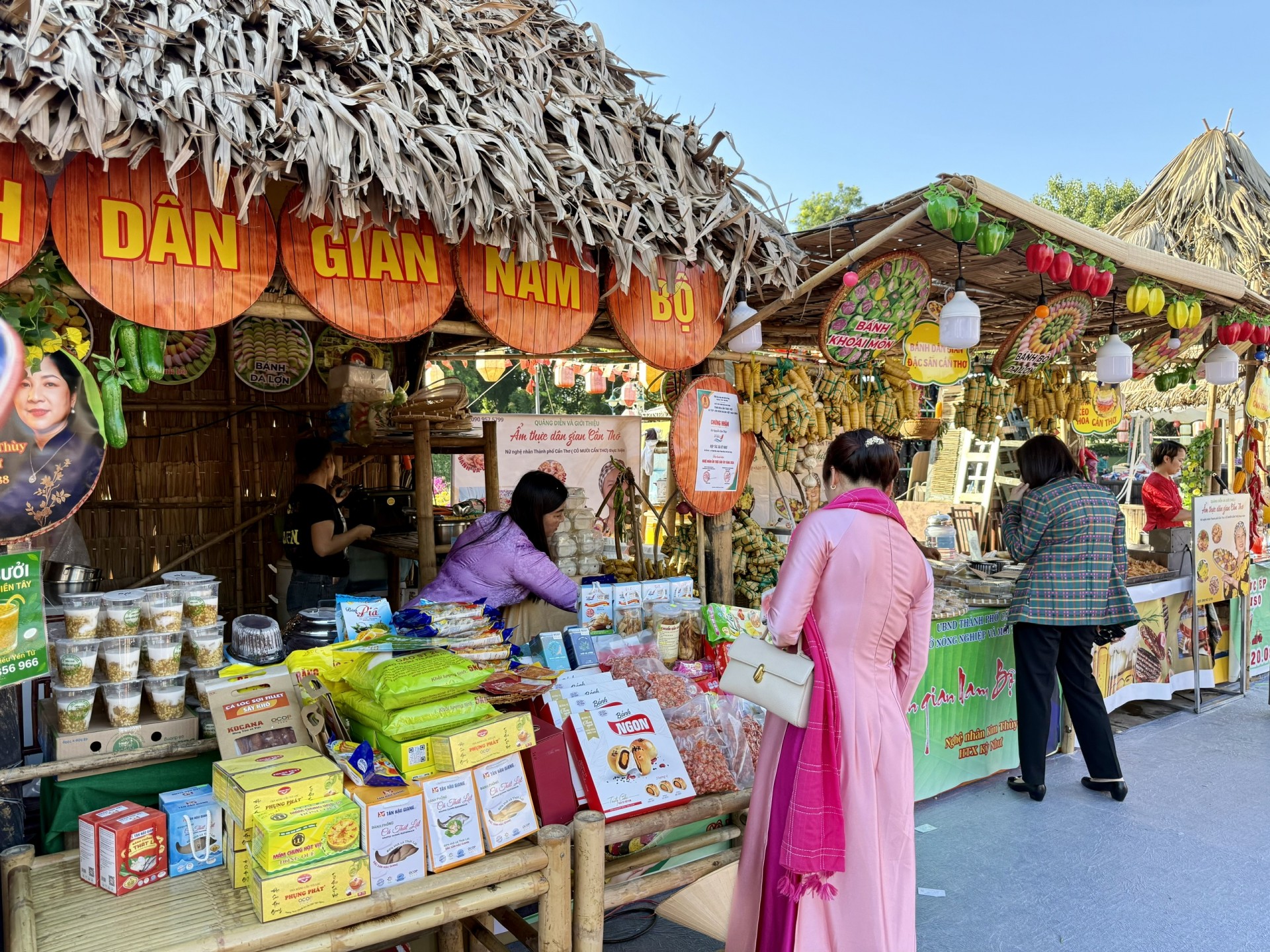 Nhiều tiểu cảnh check-in với những góc trang trí bắt mắt được thiết kế để thu hút khách tham quan. Nhiều tiểu cảnh check-in với những góc trang trí bắt mắt được thiết kế để thu hút khách tham quan.