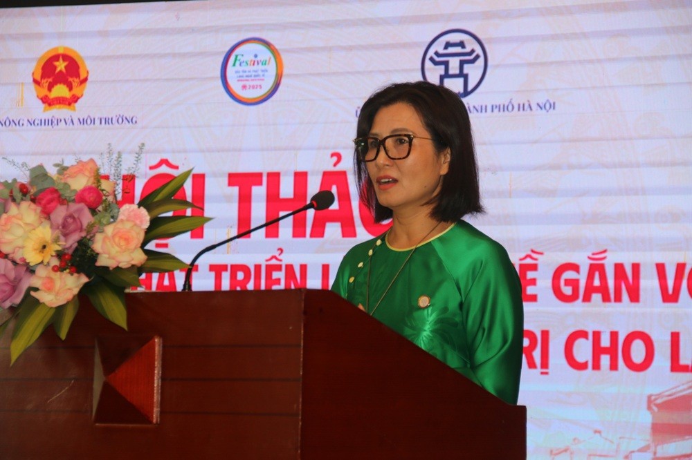 bà Nguyễn Thị Hoàng Yến, Phó Cục trưởng Cục Kinh tế Hợp tác nhấn mạnh: “Làng nghề không chỉ là nơi tạo ra những sản phẩm thủ công tinh xảo, mà còn là ‘bảo tàng sống’ lưu giữ giá trị văn hóa, tri thức bản địa, kỹ thuật truyền thống và tinh hoa của mỗi dân tộc.” bà Nguyễn Thị Hoàng Yến, Phó Cục trưởng Cục Kinh tế Hợp tác nhấn mạnh: “Làng nghề không chỉ là nơi tạo ra những sản phẩm thủ công tinh xảo, mà còn là ‘bảo tàng sống’ lưu giữ giá trị văn hóa, tri thức bản địa, kỹ thuật truyền thống và tinh hoa của mỗi dân