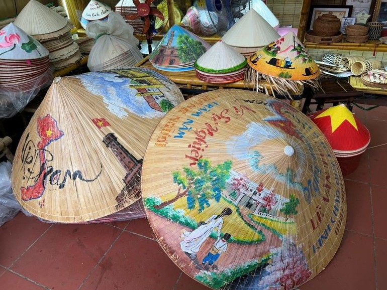 Người giữ hồn nón lá làng Chuông giữa nhịp sống hiện đại