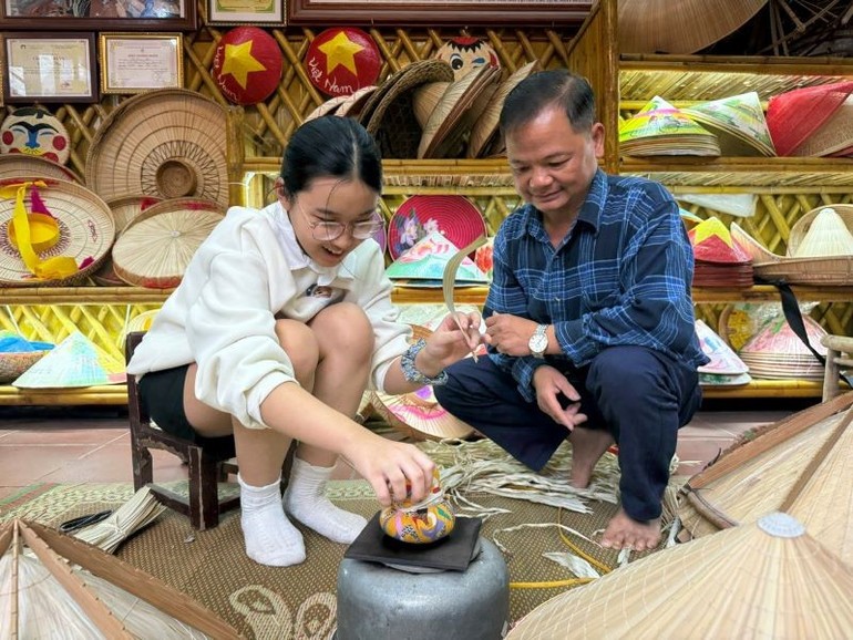 Người giữ hồn nón lá làng Chuông giữa nhịp sống hiện đại