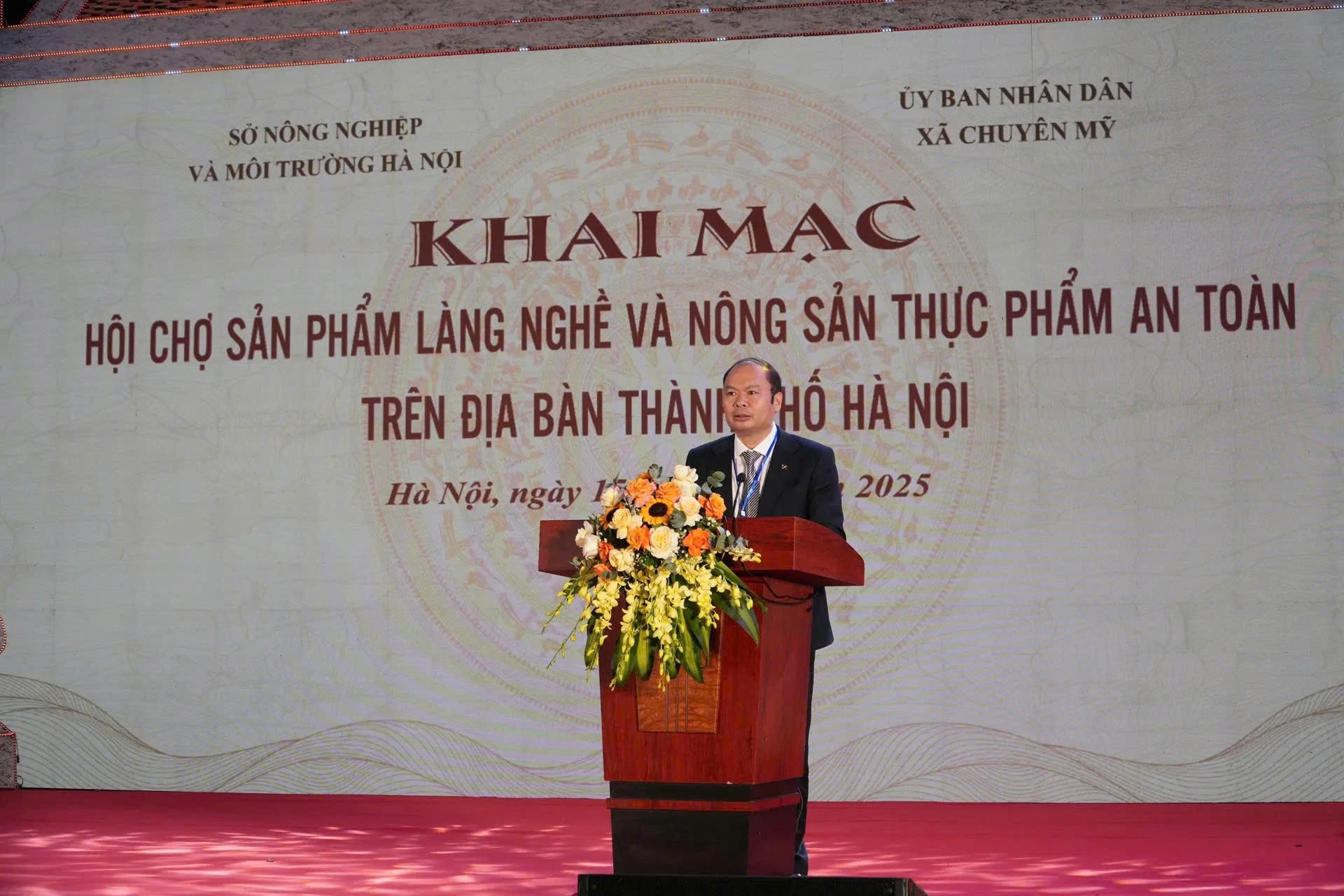 Chuyên Mỹ khai mạc Hội chợ sản phẩm làng nghề và nông sản thực phẩm an toàn năm 2025 Chuyên Mỹ khai mạc Hội chợ sản phẩm làng nghề và nông sản thực phẩm an toàn năm 2025