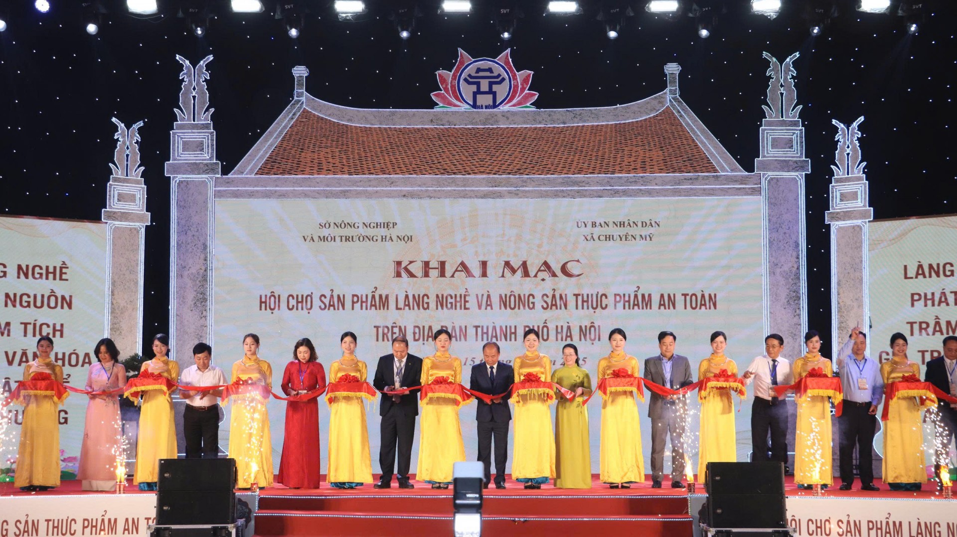 Chuyên Mỹ khai mạc Hội chợ sản phẩm làng nghề và nông sản thực phẩm an toàn năm 2025 Chuyên Mỹ khai mạc Hội chợ sản phẩm làng nghề và nông sản thực phẩm an toàn năm 2025