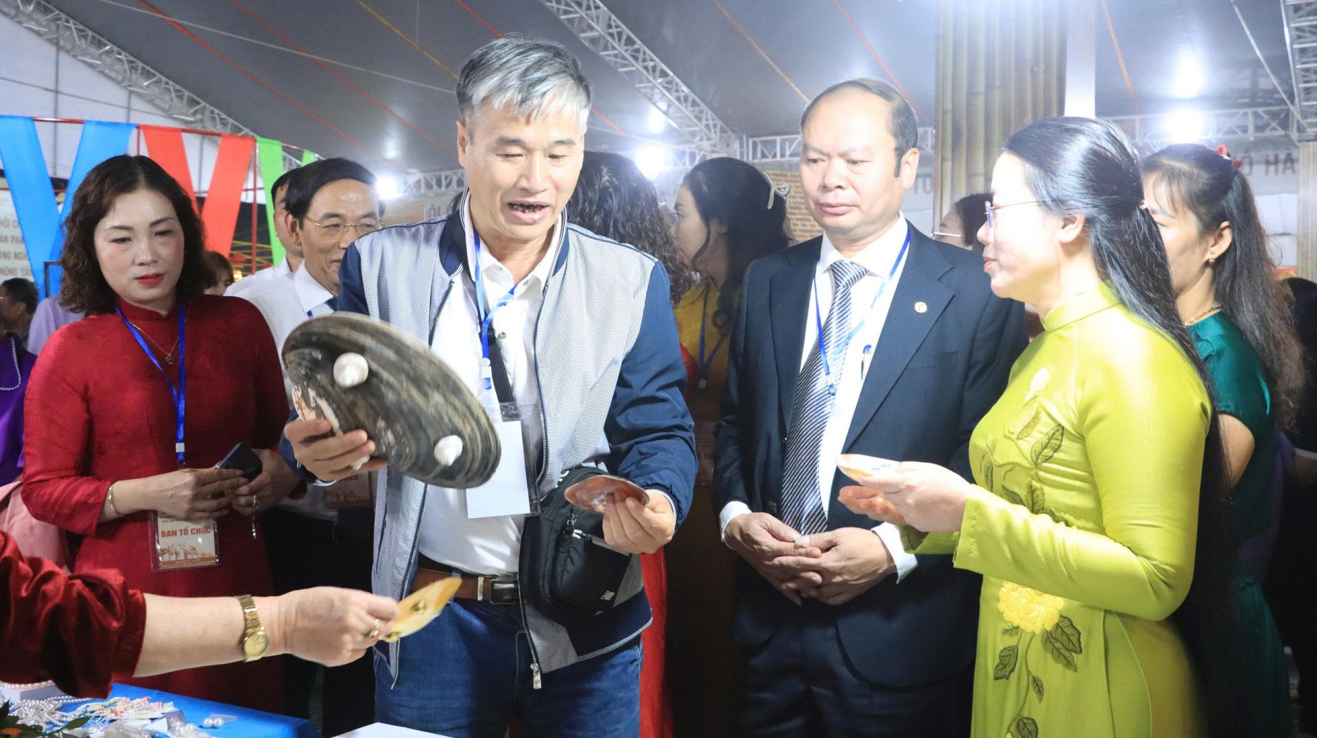 Chuyên Mỹ khai mạc Hội chợ sản phẩm làng nghề và nông sản thực phẩm an toàn năm 2025 Chuyên Mỹ khai mạc Hội chợ sản phẩm làng nghề và nông sản thực phẩm an toàn năm 2025