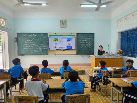 gia lai thay co giao mang anh sang tri thuc ve lang xa canh tien qua bai giang dien tu