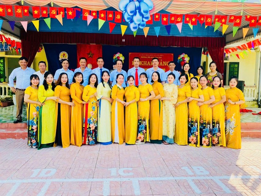 Tập thể cán bộ quản lý, giáo viên - nhân viên trường Tiểu học Nga Thái