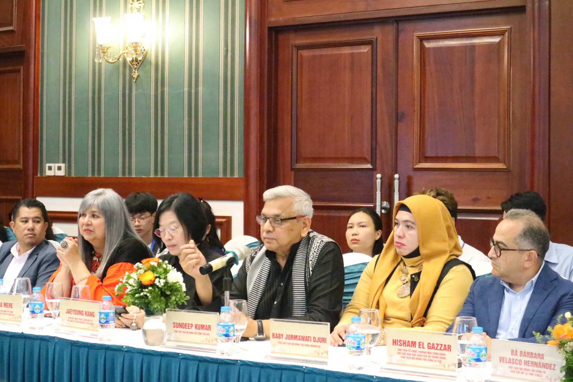 ông Sundeep Kumar – Phó Chủ tịch Hội đồng Thủ công Thế giới khu vực châu Á – Thái Bình Dương – đánh giá cao sự đa dạng và nổi bật của các sản phẩm làng nghề Việt Nam.