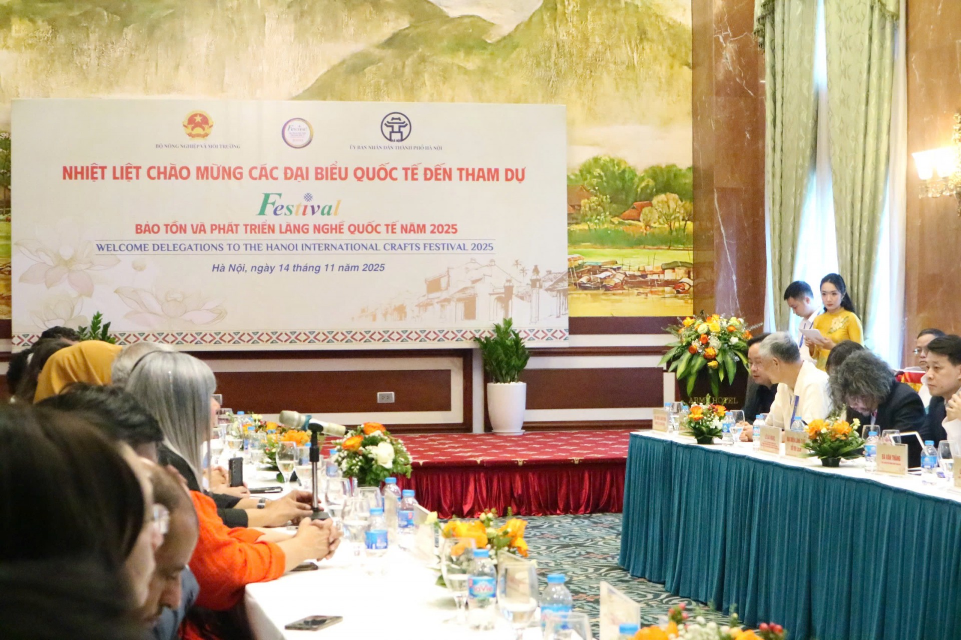 Toàn ảnh buổi làm việc buổi làm việc với Hội đồng Thủ công thế giới và đoàn khách quốc tế tham dự Festival Bảo tồn và phát triển làng nghề quốc tế năm 2025. 