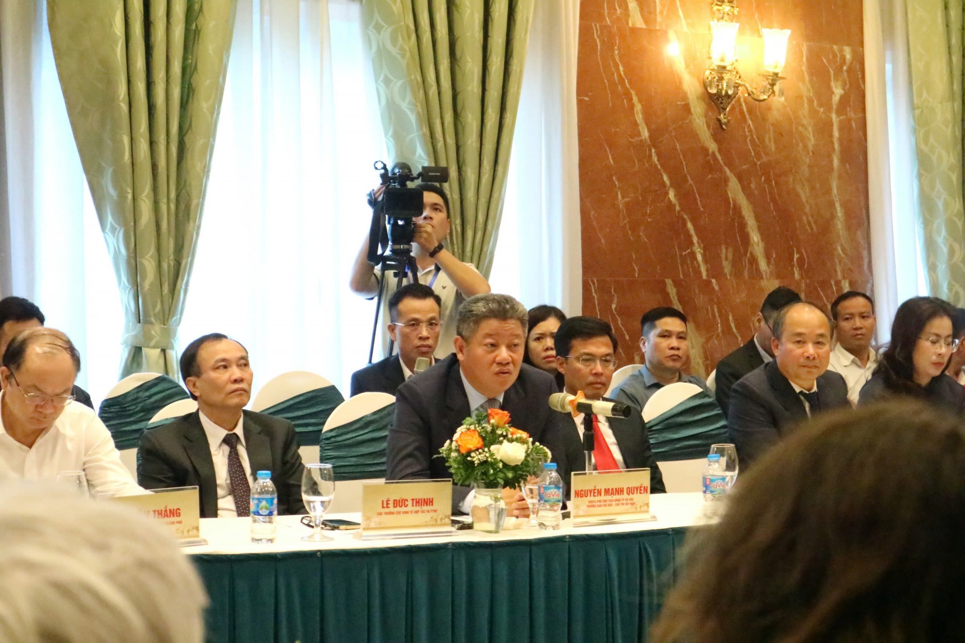 Phó Chủ tịch UBND TP Hà Nội Nguyễn Mạnh Quyền bày tỏ sự trân trọng và xúc động khi được gặp lại các đại biểu quốc tế: