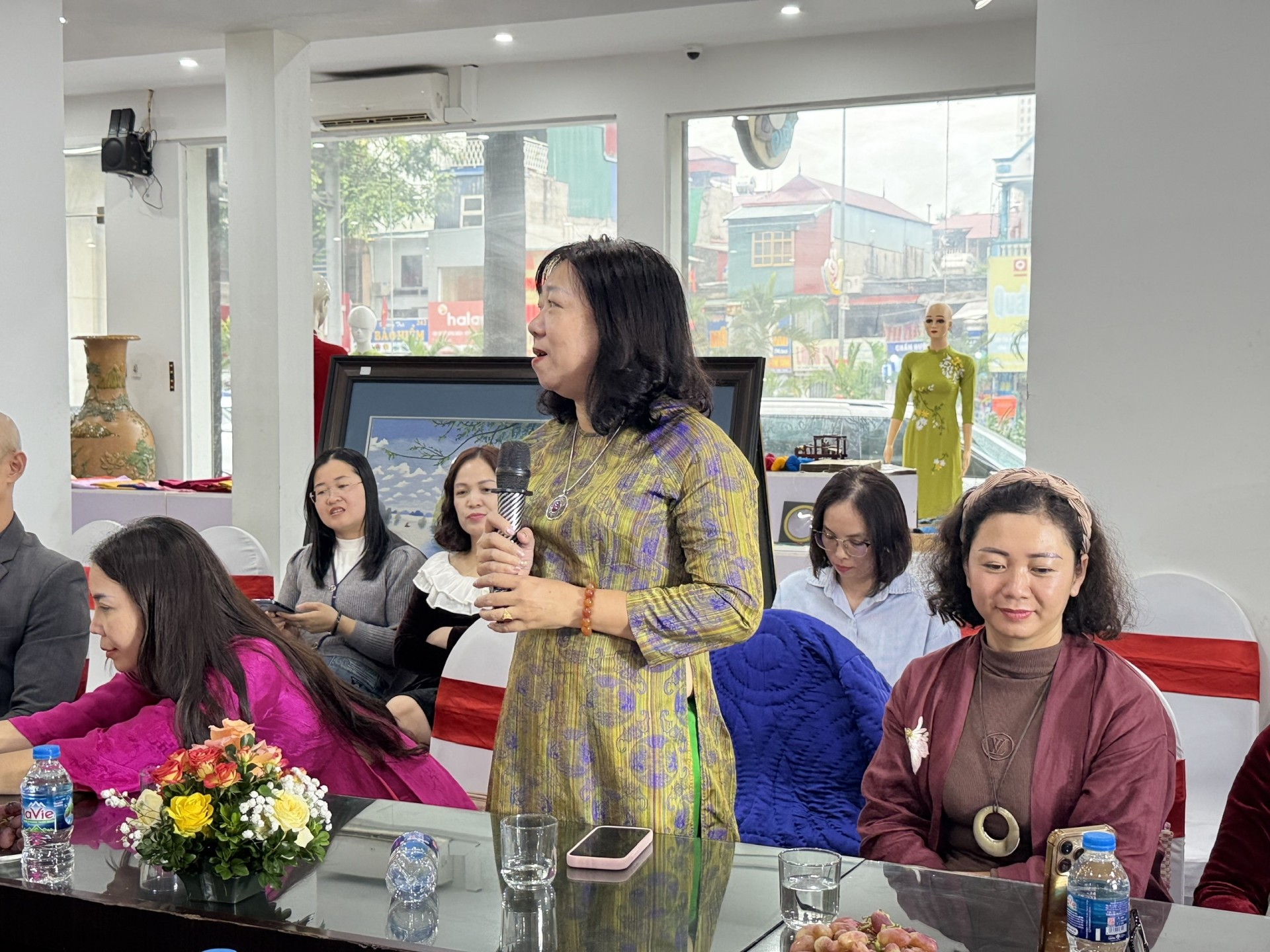 Nghệ nhân Trần Thị Ngọc Lan - Làng nghề Vạn Phúc chia sẻ về thiết kế mẫu mới đáp ứng nhu cầu thị trường.