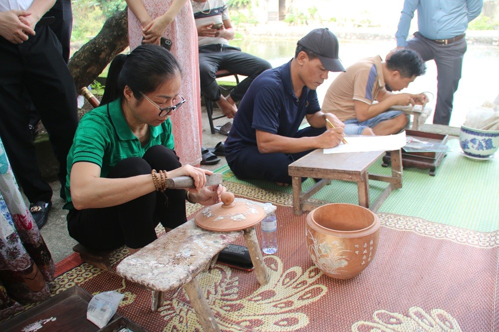 Nhờ có nghề khảm khai bộ mặt Bối Khê ngày càng đổi mới, nhà cao từng san sát, đời sống người dân cải thiện. 