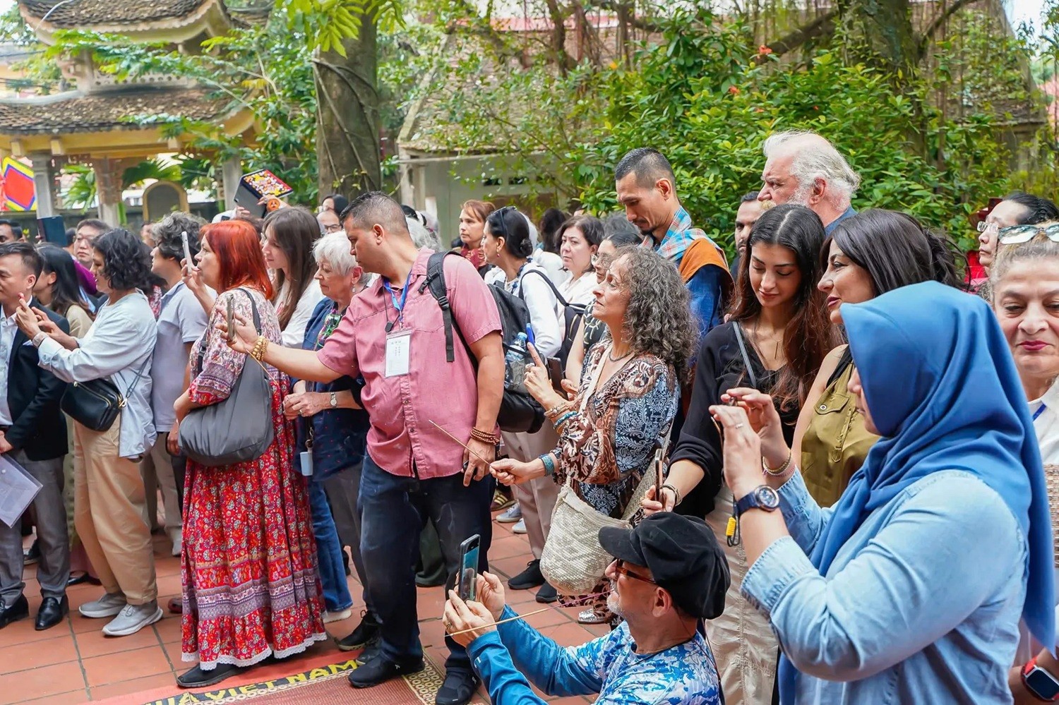 Đoàn chuyên gia quốc tế đã trực tiếp khảo sát quy trình sản xuất, kỹ thuật chế tác khảm trai sơn mài, tham quan các cơ sở tiêu biểu của làng nghề tại thôn Chuôn Ngọ, Bối Khê, Chuôn Trung, Chuôn Thượng....