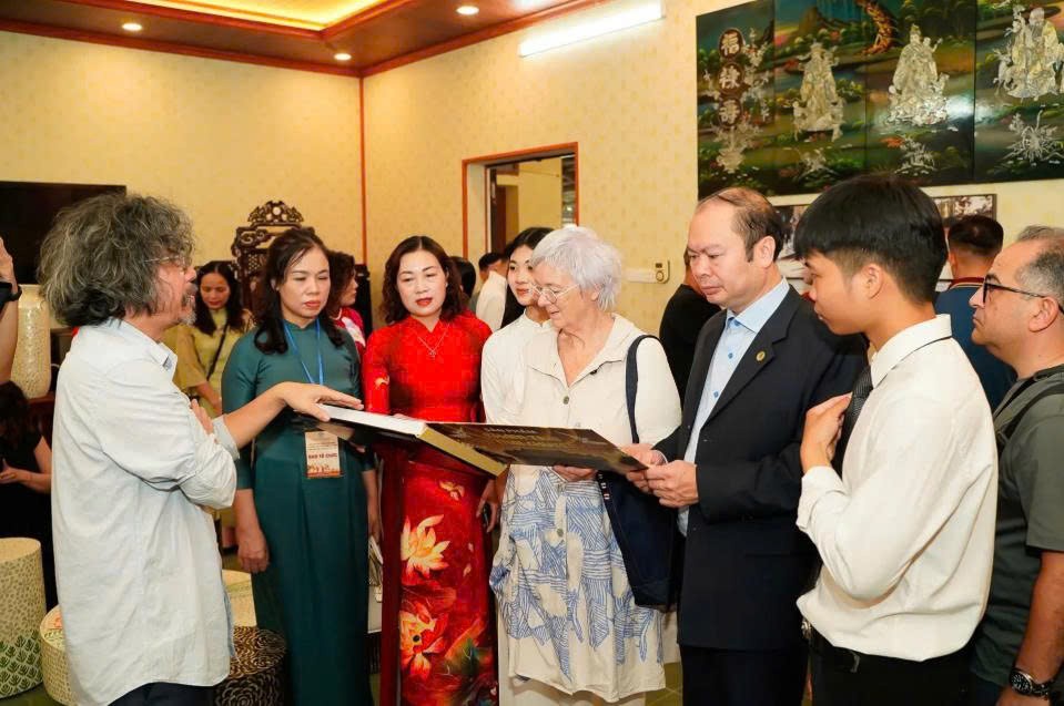 Lãnh đạo xã Chuyên Mỹ tiếp đoàn chuyên gia quốc tế