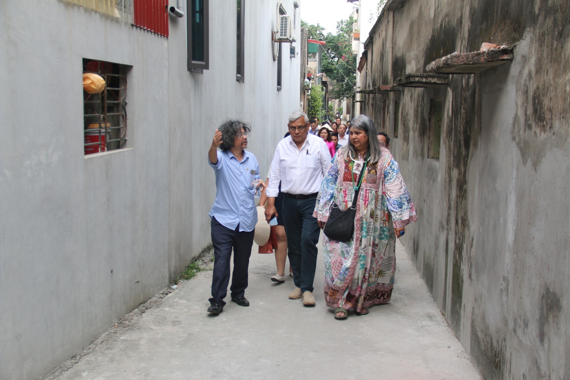 Đoàn cũng khảo sát thực tế tại một số cơ sở sản xuất trên địa bàn, lắng nghe nghệ nhân và chủ cơ sở chia sẻ về quy trình chế tác