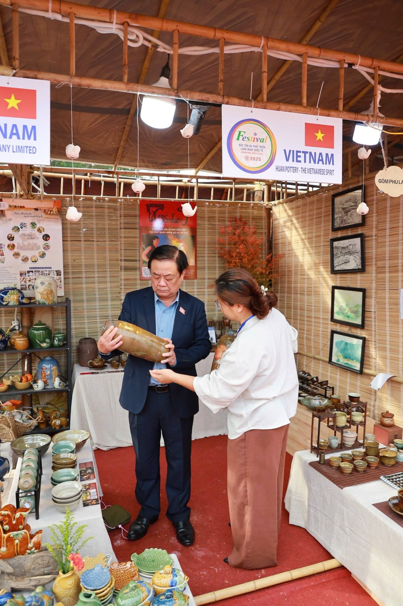 Phó Chủ tịch Quốc hội Lê Minh Hoan tham quan không gian gốm Phù Lãng tại Festival Bảo tồn và Phát triển Làng nghề quốc tế năm 2025