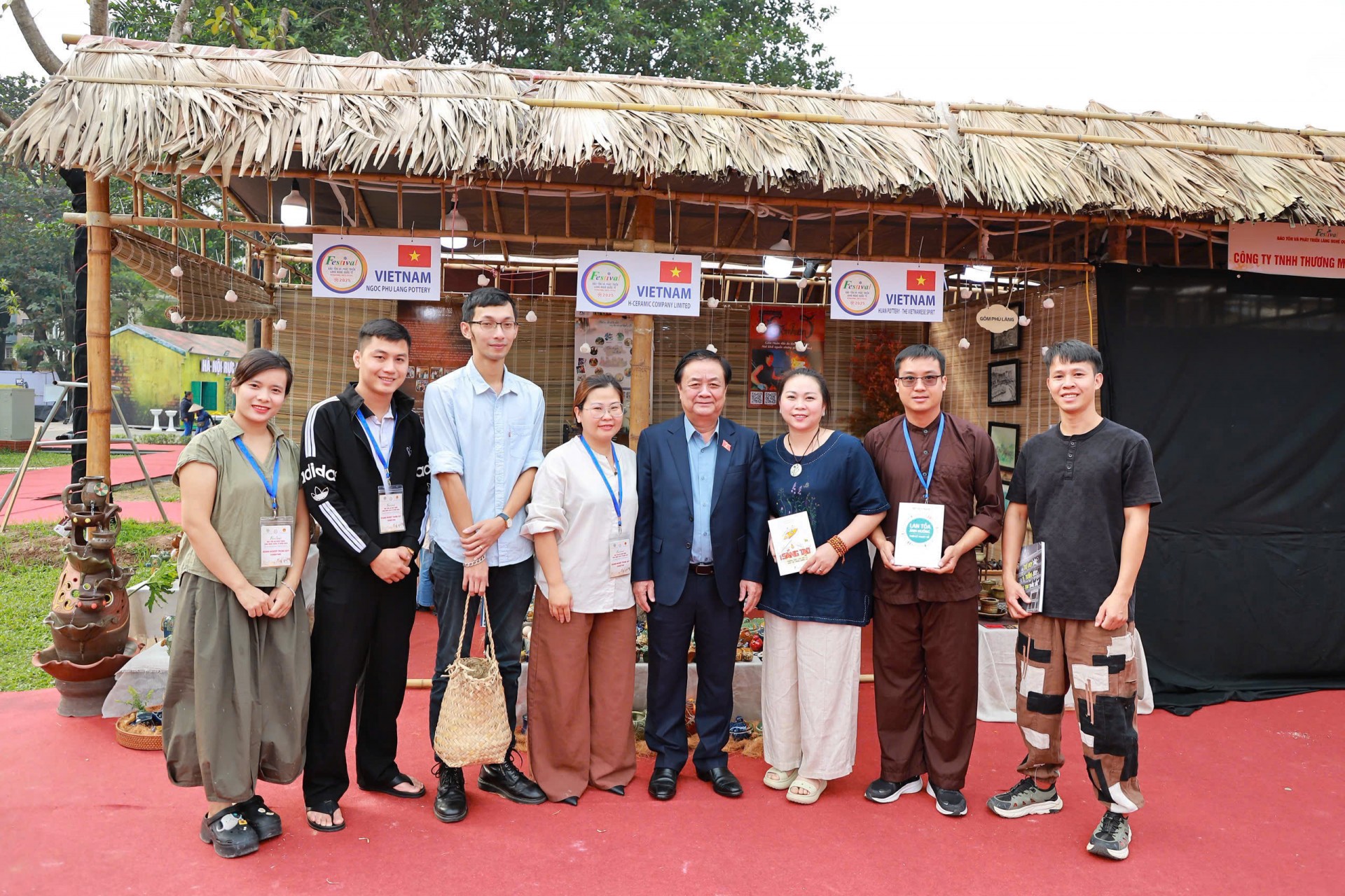 Các nghệ nhân trẻ Phù Lãng nỗ lực trong việc đổi mới sắc men, mẫu mã và hình thức phát triển làng nghề