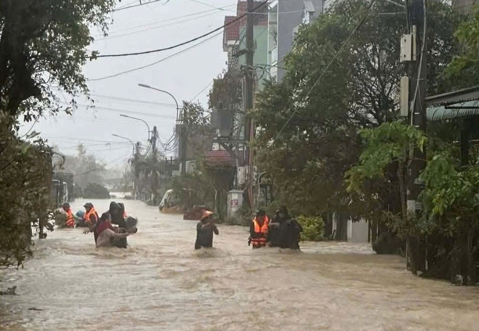 Cán bộ và Nhân dân Gia Lai oằn mình chống trận lũ lịch sử Cán bộ và Nhân dân Gia Lai oằn mình chống trận lũ lịch sử