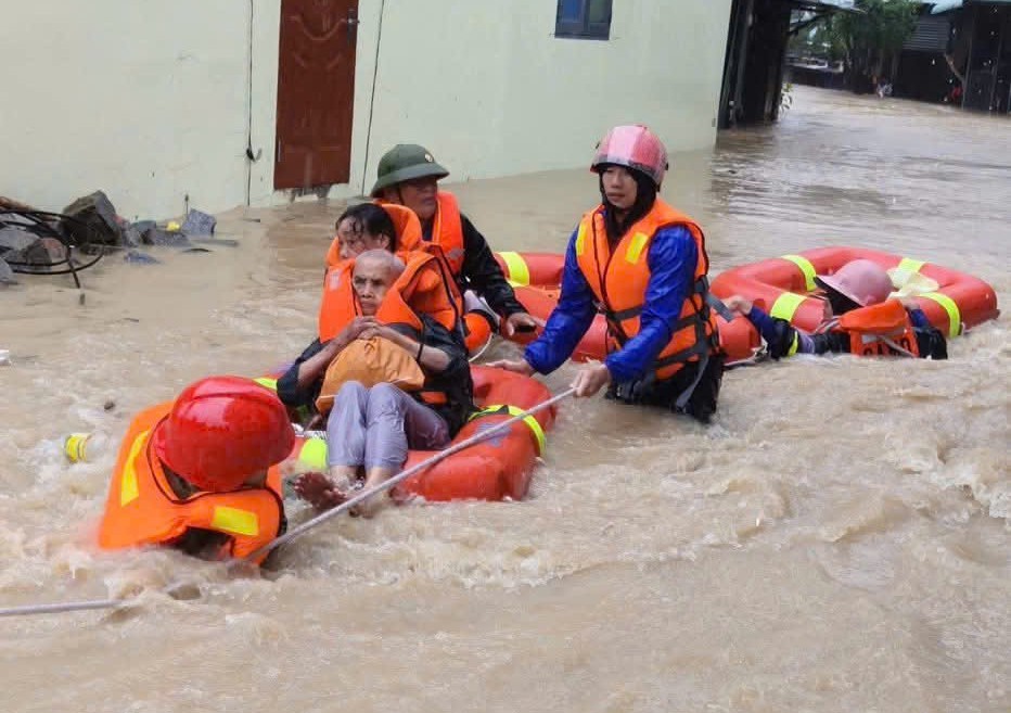 Cán bộ và Nhân dân Gia Lai oằn mình chống trận lũ lịch sử Cán bộ và Nhân dân Gia Lai oằn mình chống trận lũ lịch sử