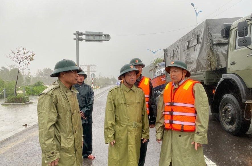 Cán bộ và Nhân dân Gia Lai oằn mình chống trận lũ lịch sử Cán bộ và Nhân dân Gia Lai oằn mình chống trận lũ lịch sử