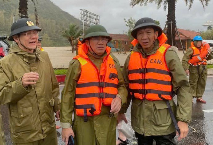 Cán bộ và Nhân dân Gia Lai oằn mình chống trận lũ lịch sử Cán bộ và Nhân dân Gia Lai oằn mình chống trận lũ lịch sử