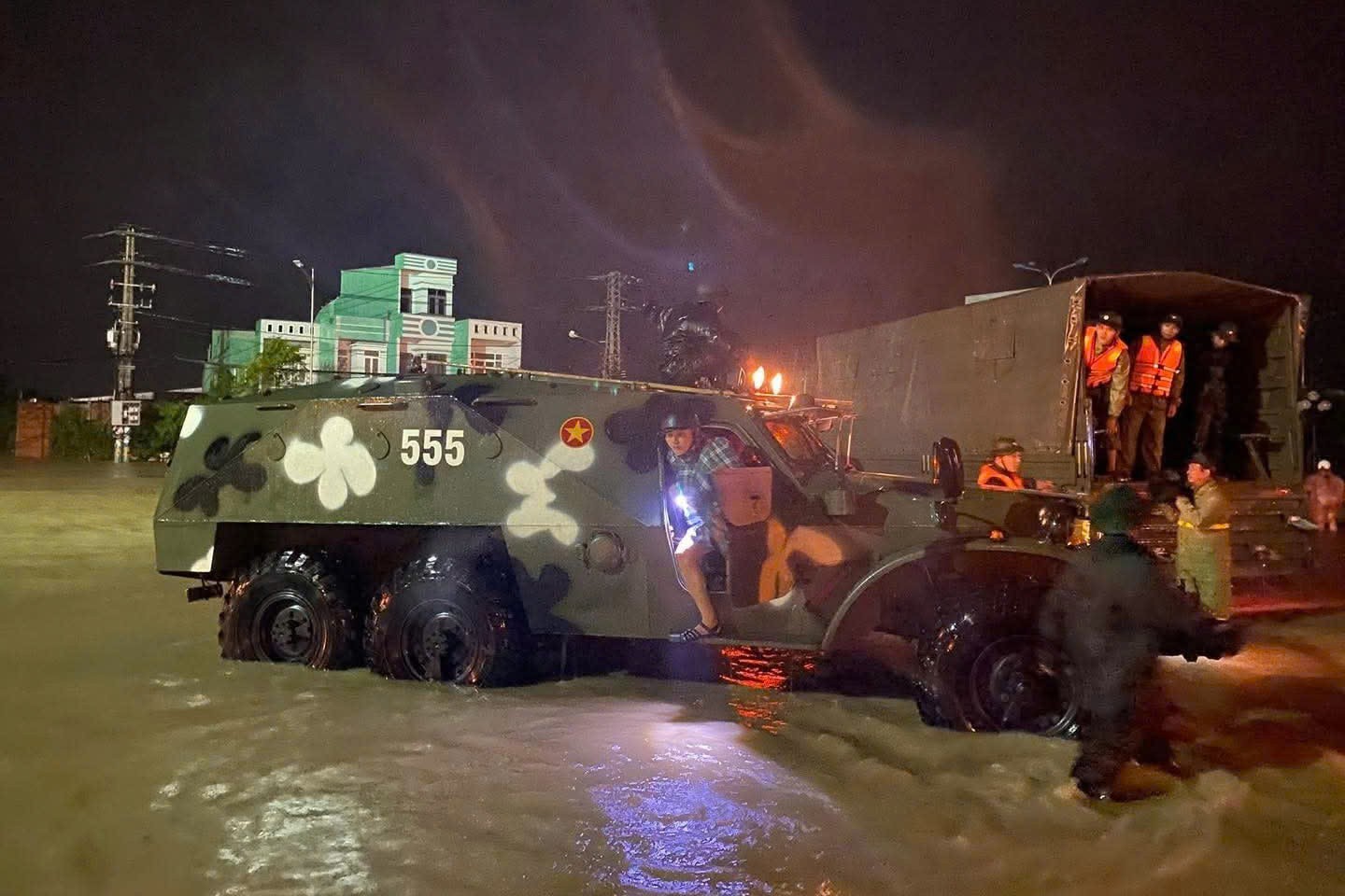 Cán bộ và Nhân dân Gia Lai oằn mình chống trận lũ lịch sử Cán bộ và Nhân dân Gia Lai oằn mình chống trận lũ lịch sử