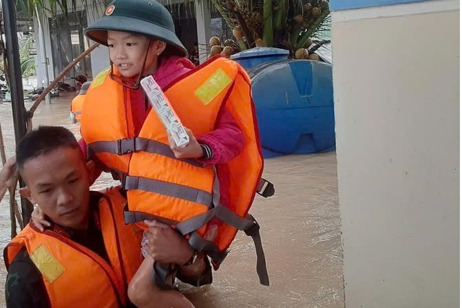 Gia Lai không để người dân đói rét và tình người ánh lên như những tia nắng trong mưa lũ