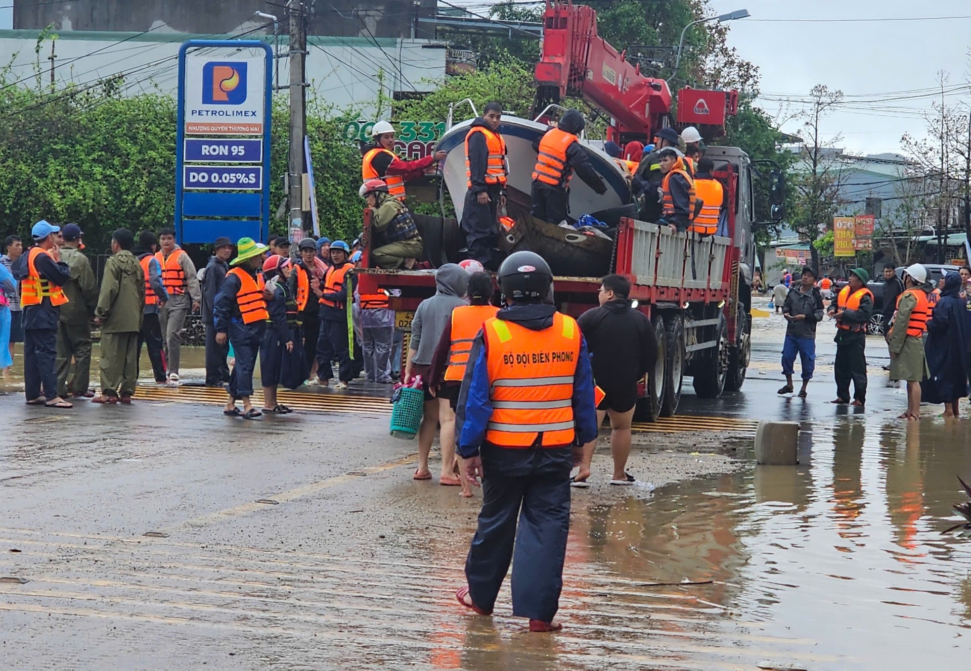 Gia Lai không để người dân đói rét và tình người ánh lên như những tia nắng trong mưa lũ