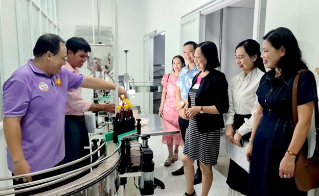 Đoàn công tác nghiệm thu đề án của Doanh nghiệp tư nhân Mỹ Hảo. Ảnh: THÁI BÌNH