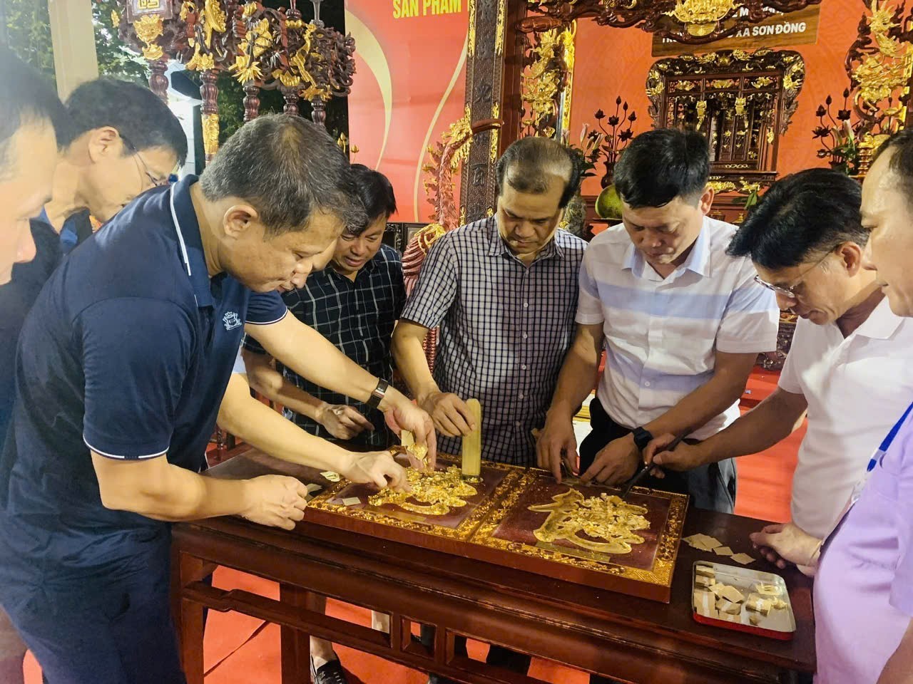 Hội nghệ nhân thợ giỏi Làng nghề Sơn Đồng đang thếp vàng chữ tại triển lãm thành cô Sơn Tây (TP Hà Nộ Hội nghệ nhân thợ giỏi Làng nghề Sơn Đồng đang thếp vàng chữ tại triển lãm thành cô Sơn Tây (TP Hà Nộ