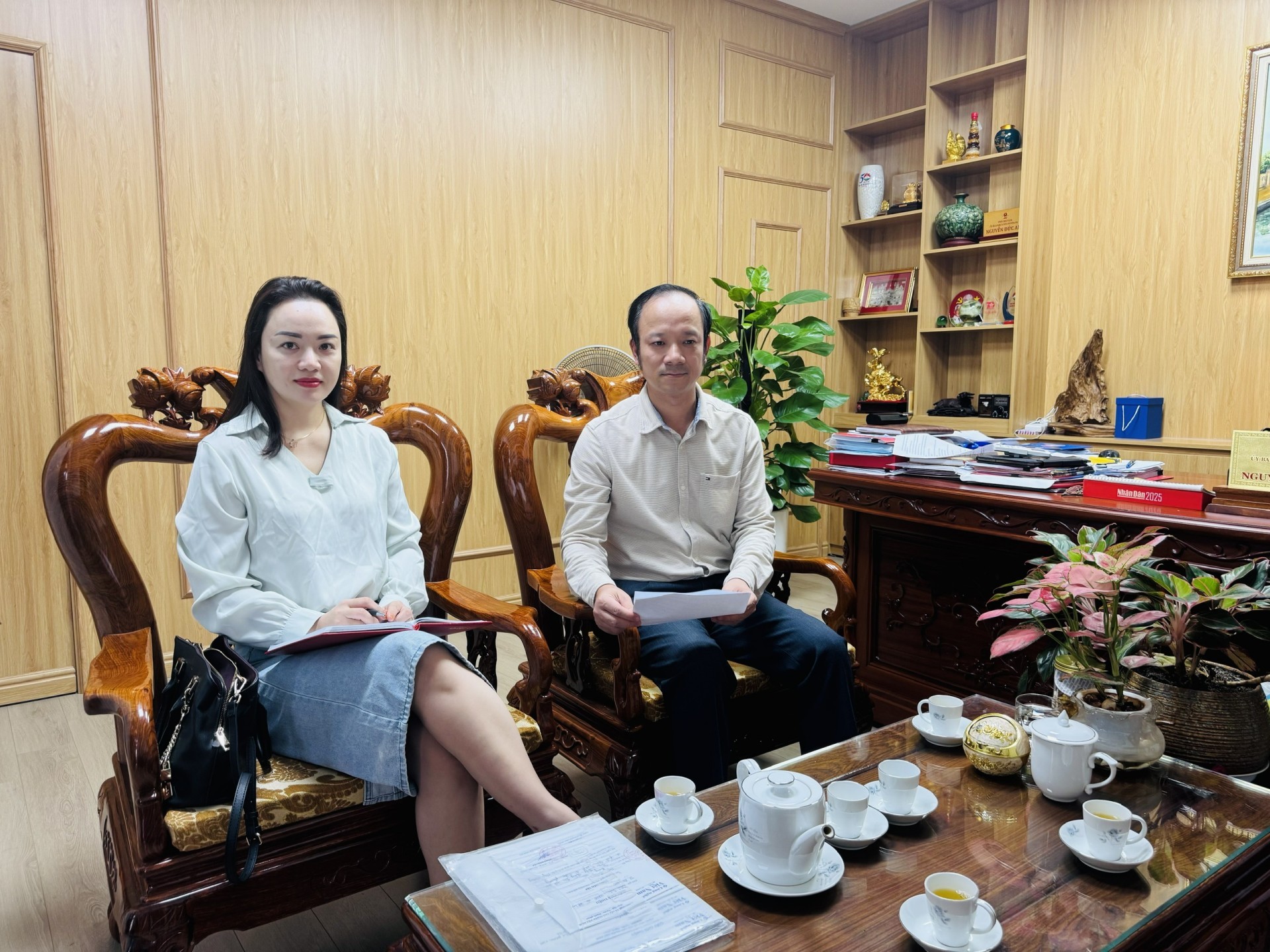 Chủ tịch UBND xã Vật Lại - ông Nguyễn Đức Anh trao đổi cùng phóng viên. Chủ tịch UBND xã Vật Lại - ông Nguyễn Đức Anh trao đổi cùng phóng viên.