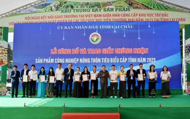 Ban Tổ chức trao chứng nhận Sản phẩm công nghiệp nông thôn tiêu biểu  năm 2025 cho 13 sản phẩm ưu tú trên địa b