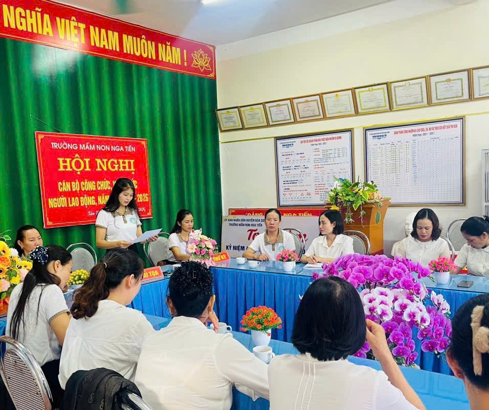 Ban giám hiệu cùng giáo viên họp triển khai nhiệm vụ năm học. Ban giám hiệu cùng giáo viên họp triển khai nhiệm vụ năm học.