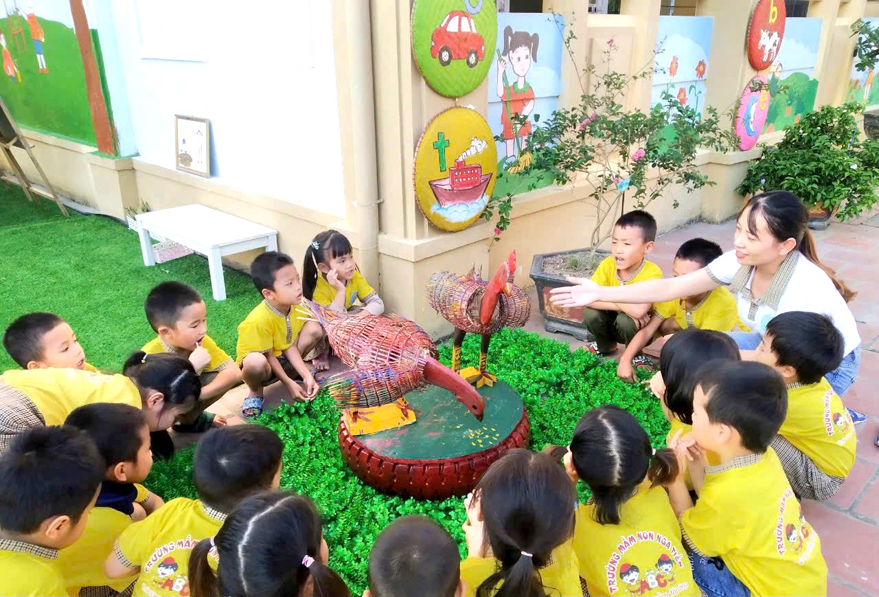 Cô và trò trường mầm non Nga Tiến Cô và trò trường mầm non Nga Tiến