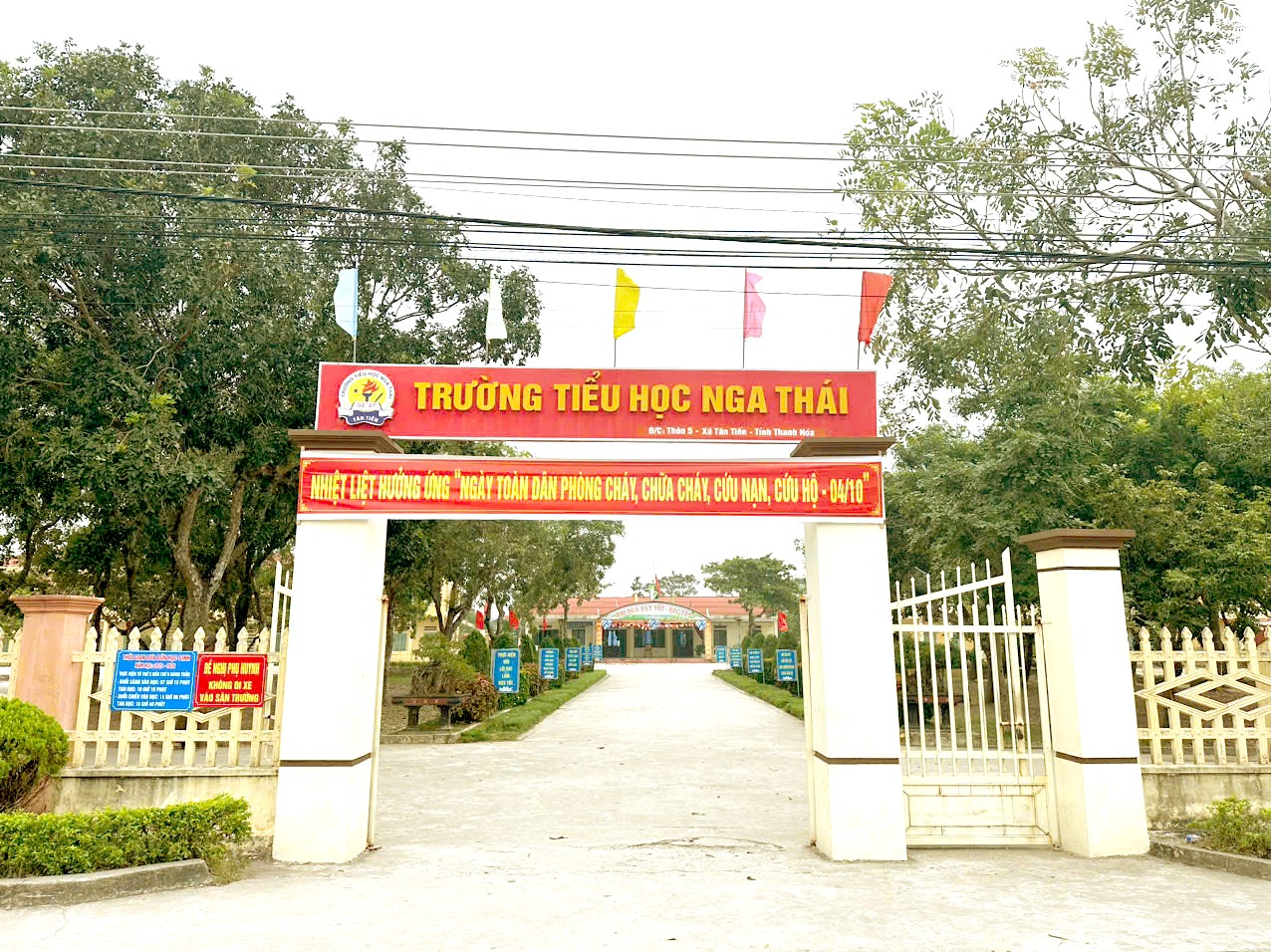 Khuôn viên trong và ngoài trường khang trang, xanh – sạch – đẹp Khuôn viên trong và ngoài trường khang trang, xanh – sạch – đẹp