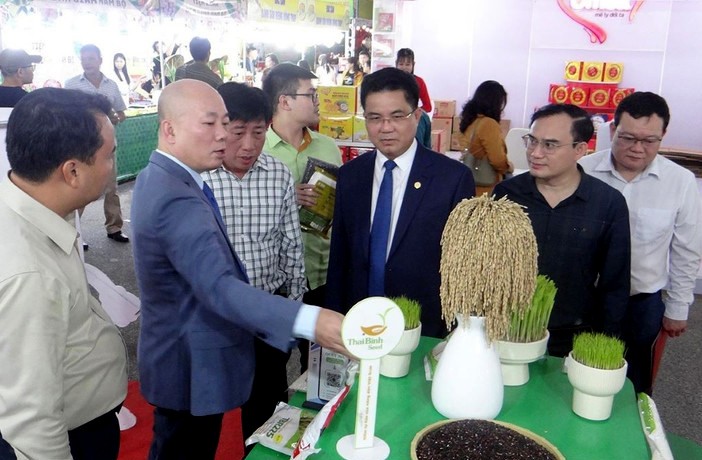 Hơn 200 doanh nghiệp tham gia Hội chợ.