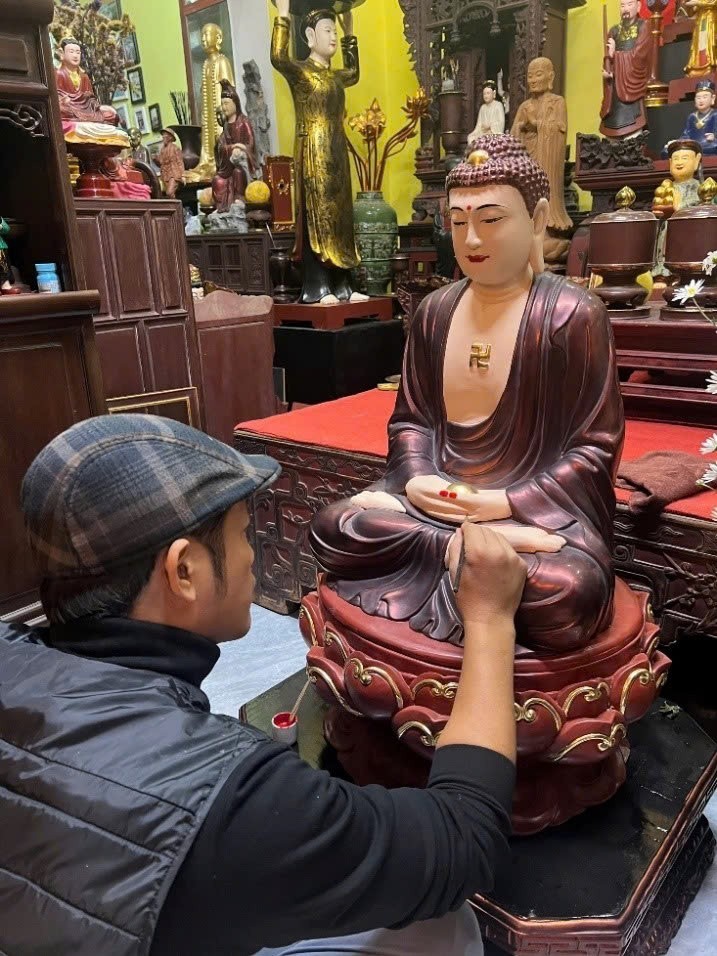 Một nghệ nhân Làng nghề tạc tượng, sơn son thếp vàng Sơn Đồng đang hoàn thiện bức tượng Phật A Di Đà. Một nghệ nhân Làng nghề tạc tượng, sơn son thếp vàng Sơn Đồng đang hoàn thiện bức tượng Phật A Di Đà.