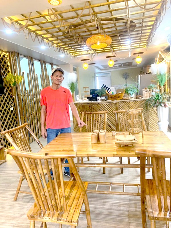 Nghệ nhân Nguyễn Văn Mạnh với các sản phẩm do anh chế tác