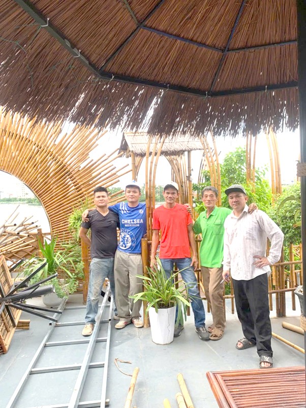 Nghệ nhân Nguyễn Văn Mạnh với các sản phẩm do anh chế tác.