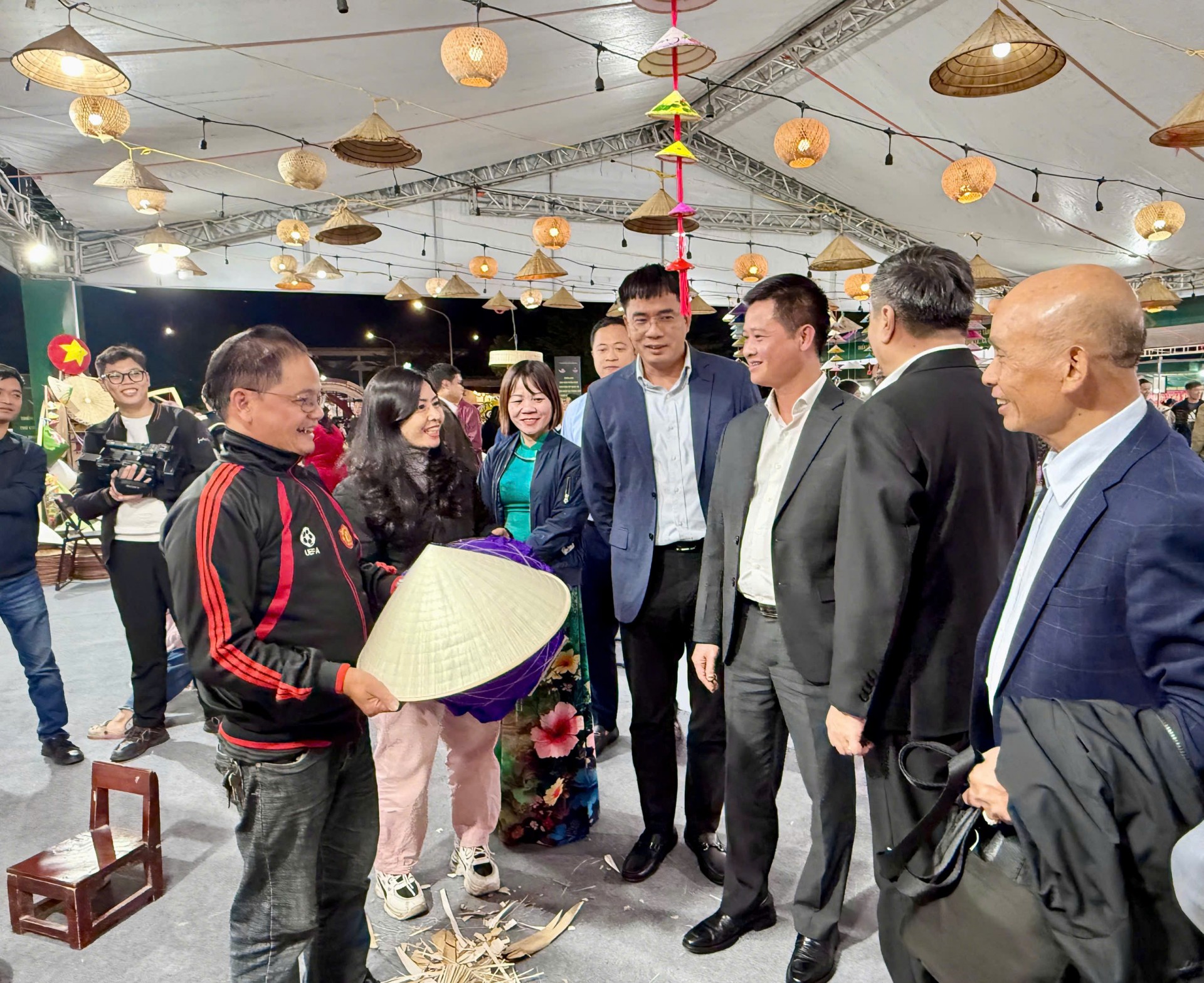 Các đại biểu tham quan Khu thao diễn tay nghề của nghệ nhân Lê Văn Tuy - Làng nghề nón Chuông Các đại biểu tham quan Khu thao diễn tay nghề của nghệ nhân Lê Văn Tuy - Làng nghề nón Chuông