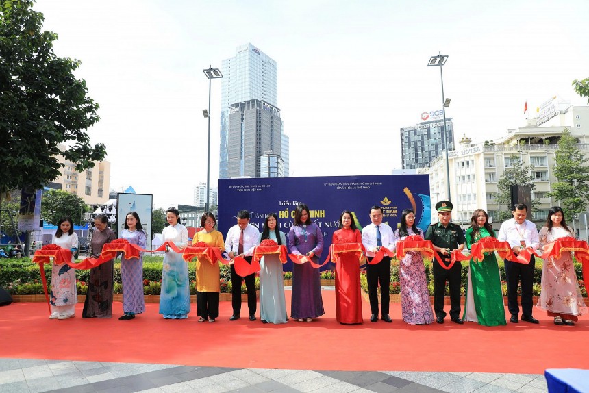 Các đại biểu cắt băng khai mạc triển lãm Các đại biểu cắt băng khai mạc triển lãm