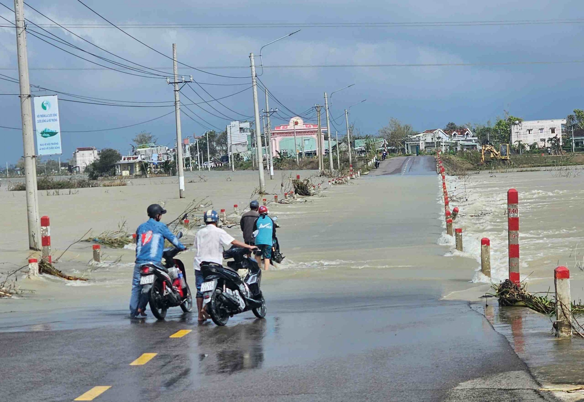 Gia Lai: Nhịp sống chưa trở lại sau mưa lũ, người dân tiếp tục đối mặt với trận bão lũ mới