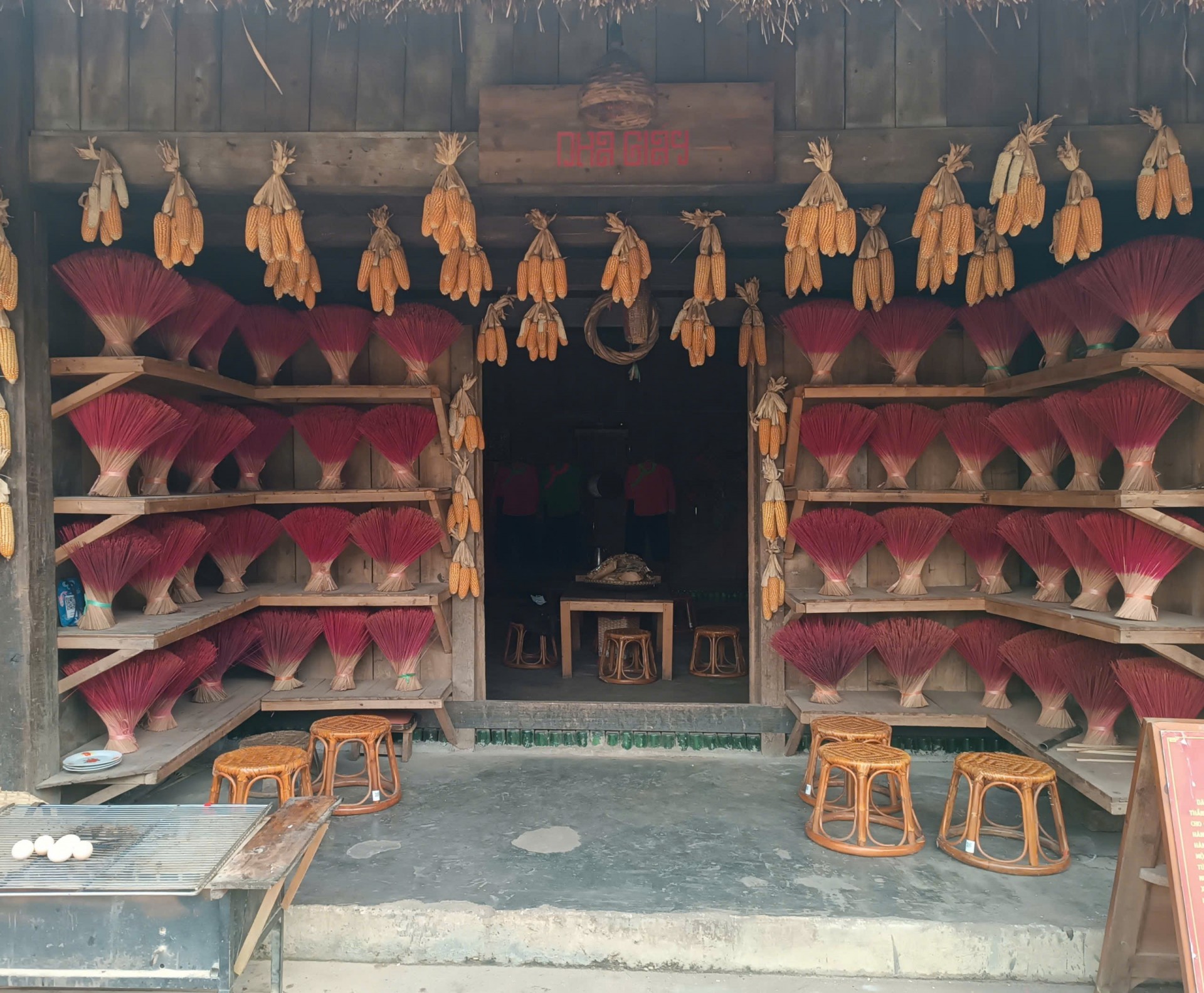 Hương thảo mộc của nghệ nhân người Giáy Vũ Thị Xìn: tinh hoa núi rừng giữa mây ngàn Sapa