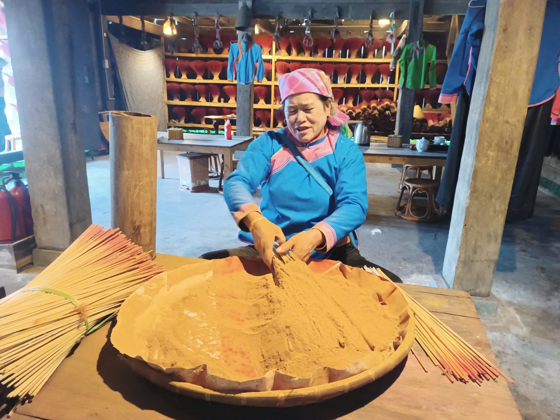 Hương thảo mộc của nghệ nhân người Giáy Vũ Thị Xìn: tinh hoa núi rừng giữa mây ngàn Sapa