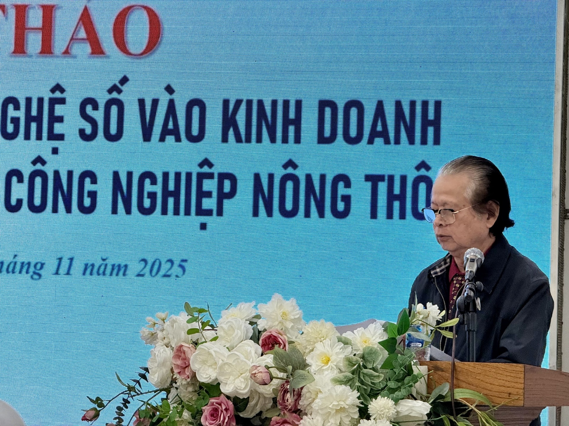 TS. Tôn Gia Hoá - Phó Chủ tịch Hiệp hội Làng nghề Việt Nam nhấn mạnh tại Hội thảo: Ứng dụng công nghệ số – từ hình ảnh, nội dung quảng bá đến bán hàng online – là con đường tất yếu để sản phẩm làng nghề tiếp cận người tiêu dùng hiện đại.